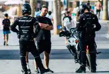 שוטרים עוצרים לחיפוש (צילום: Jose HERNANDEZ Camera 51)